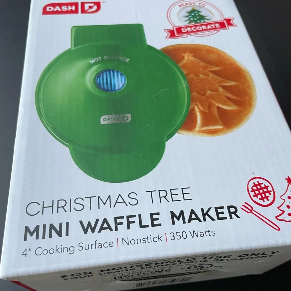 Dash Christmas tree mini waffle maker